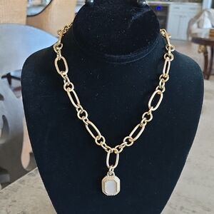 Elegant Gold Chain Necklace with Pendant